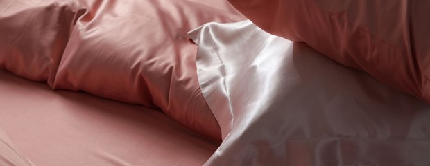 The Difference Between Oxford and Housewife Pillowcases: A Concise Comparison