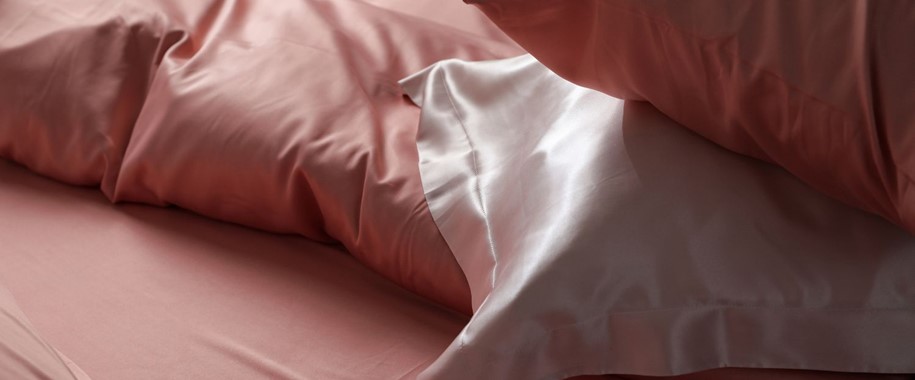 The Difference Between Oxford and Housewife Pillowcases: A Concise Comparison