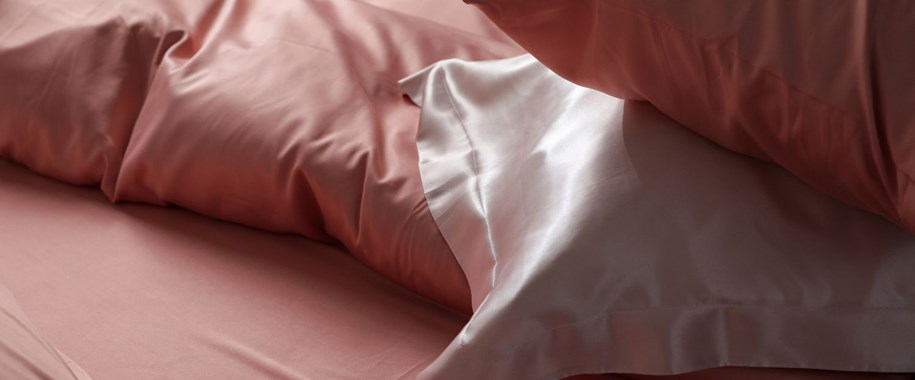 The Difference Between Oxford and Housewife Pillowcases: A Concise Comparison