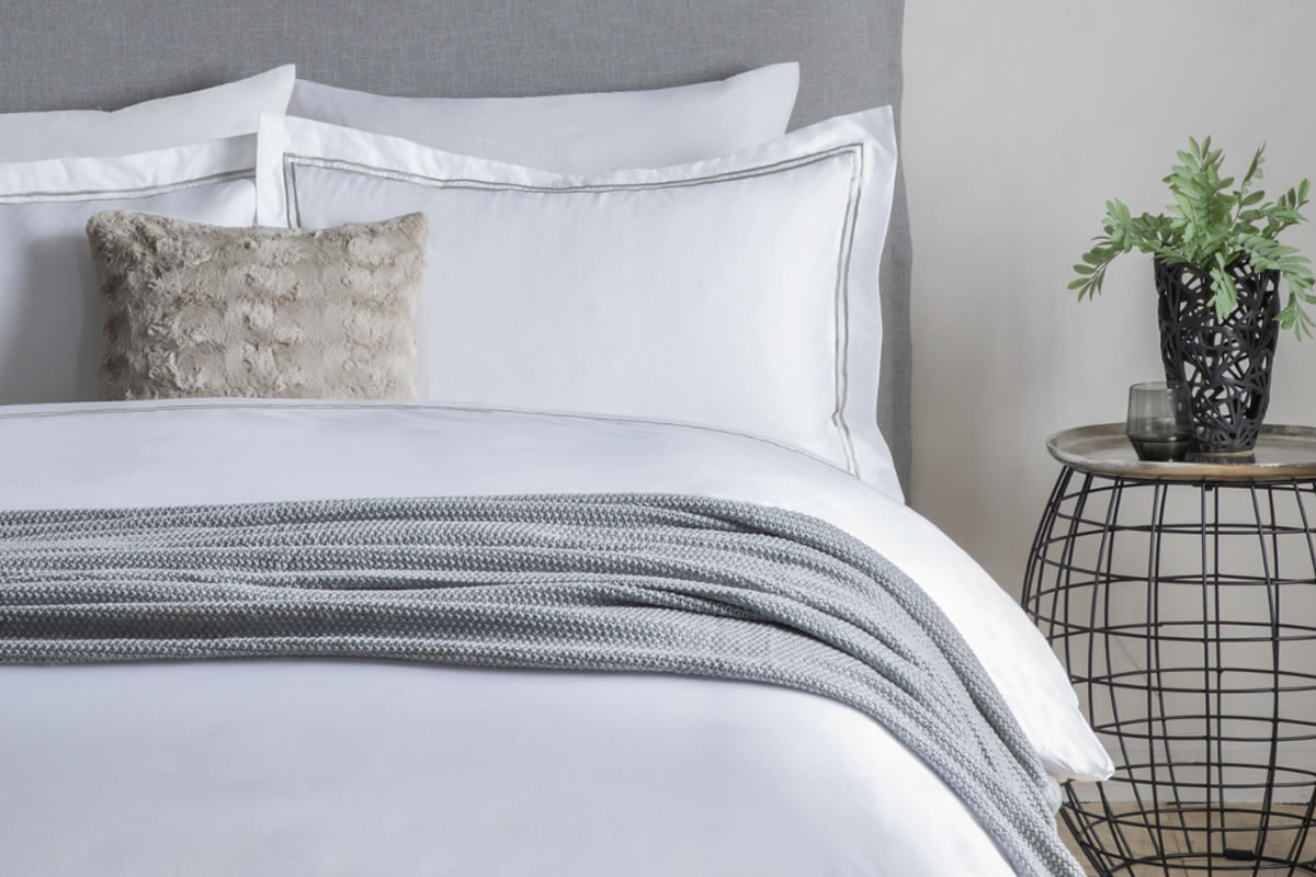 View King Silver White Cotton Knightsbridge Duvet Set information